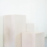 Balinto beržo minimalistinės kolonos: 40 x 82 cm (2 vnt), 34 x 61 cm (2 vnt), 40 x 40 cm (2 vnt)