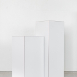Baltos modernios kolonos: 29,5 x 29,5 x 81 (H cm) - 2vnt; 32 x 32 x 60 (H cm) - 2vnt