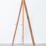 Rudas medinis molbertas: H 137, pirmas - tarp laikiklių atstumas 35cm, nuo laikiklių iki viršaus 76cm; antras - H 134, tarp laikiklių atstumas 37cm, nuo laikiklių iki viršaus 72cm