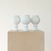 Baltos matinės vazos: 3 vienodos ant kojelės, likusios skirtingų dizainų