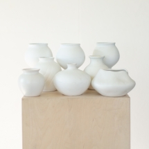 Baltos matinės vazos: 3 vienodos ant kojelės, likusios skirtingų dizainų